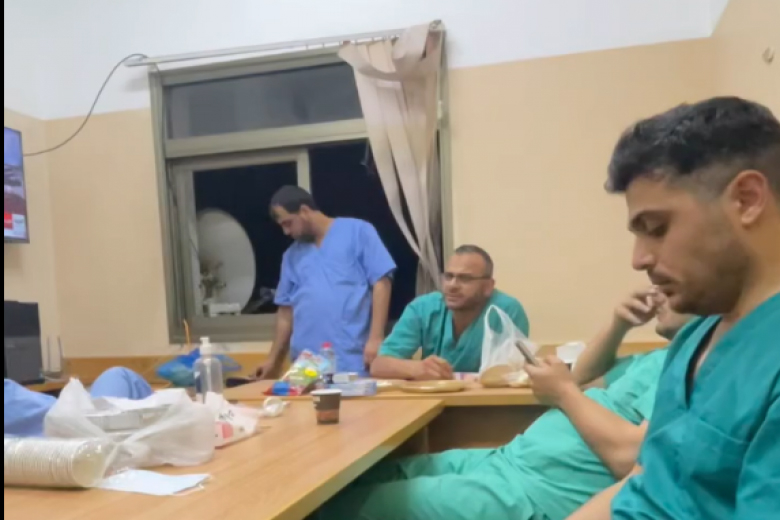 أثناء استراحة الممرضين والأطباء نشيد في مدح الرسول